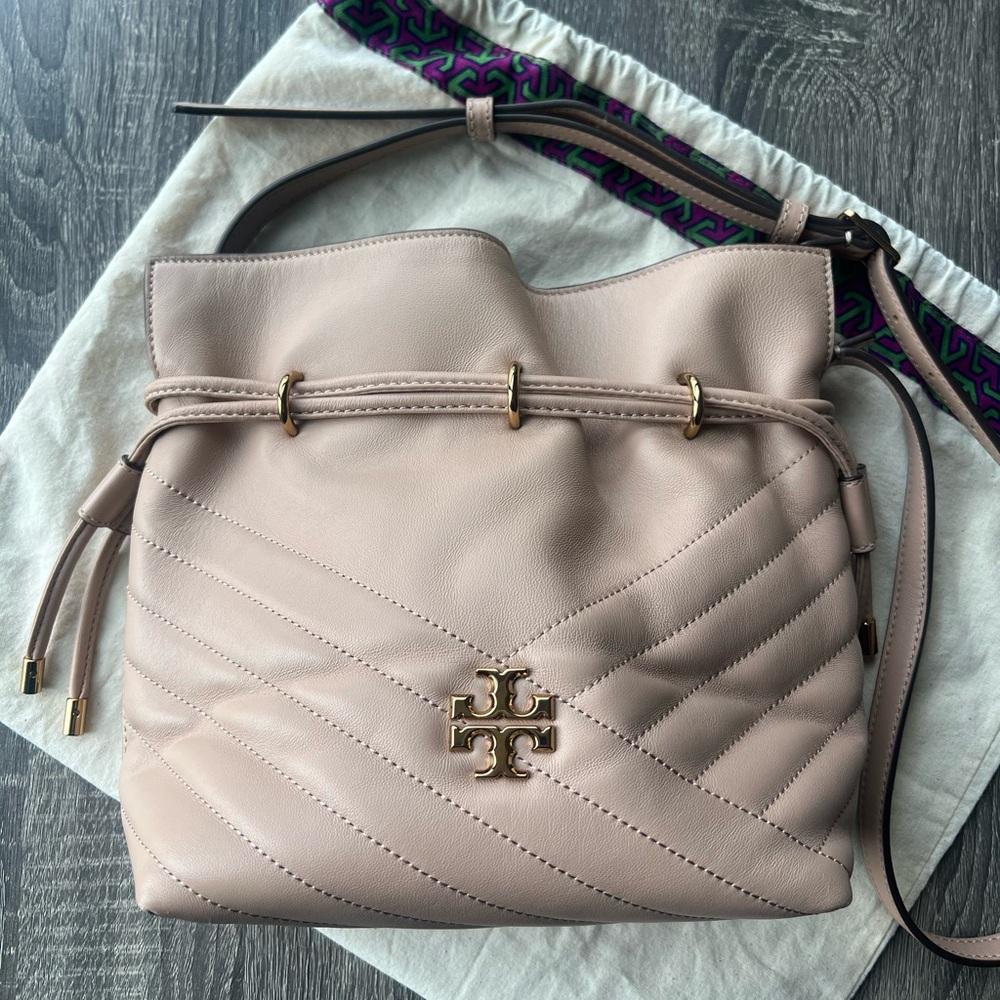 Tory Burch Kira Chevron Bucket bag in Devon Sand